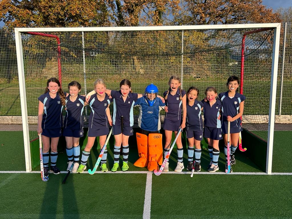 Hockey team in front of net